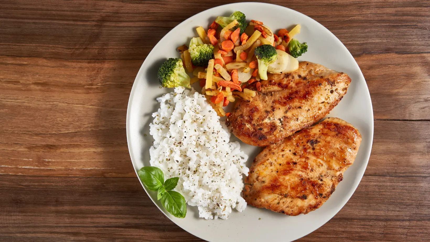 Grilled chicken breast served with vegetables for a Weight Watchers meal